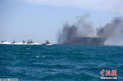 美媒：伊朗上百艘战舰集结军演 时间点很反常